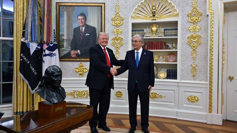 Трамп Тоқаевты Давосқа шақырды: Президент маңызды құжатқа қол қоймақ