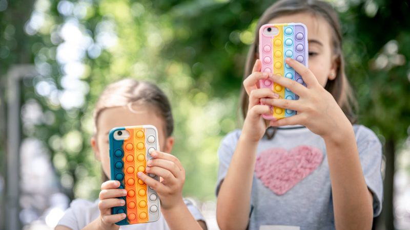 Енді 16-ға толмай әлеуметтік желіге тіркеле алмайды: Үкімет жаңа заң әзірледі