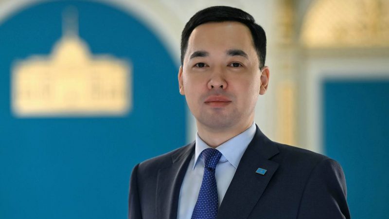 Ақордада маңызды өзгеріс: Президент өзінің көмекшісін қызметінен босатты