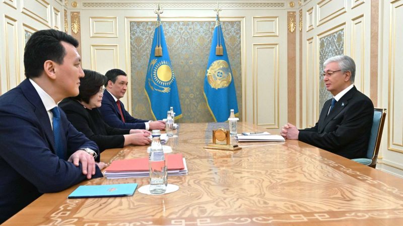 Тоқаевқа Конституцияның жаңа нұсқасы таныстырылды: Ата Заң референдумға шығарылады