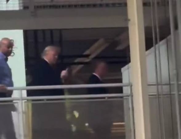 Трамп Ford зауытының жұмысшысына ортаңғы саусағын көрсетті