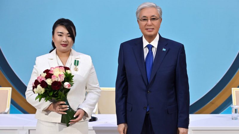 Президент вручил государственные награды группе граждан, активно участвовавших в деятельности Национального курултая