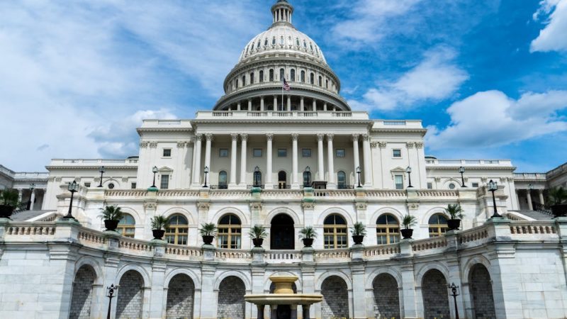 АҚШ президенті Ресеймен сауда жасаған елдерге санкцияны құптады