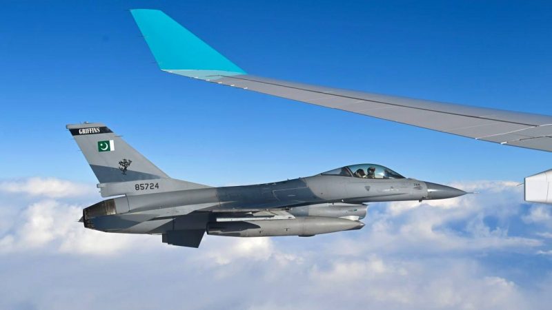 Тоқаев Пәкістанға сапарлады: Президент ұшағын әскери жойғыштар алып жүрді