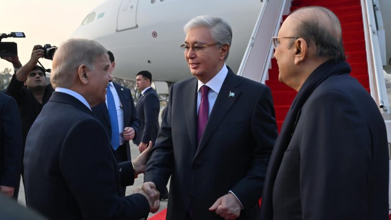 Тоқаев Пәкістанға келді: Президентті зеңбіректен 21 рет оқ атып қарсы алды