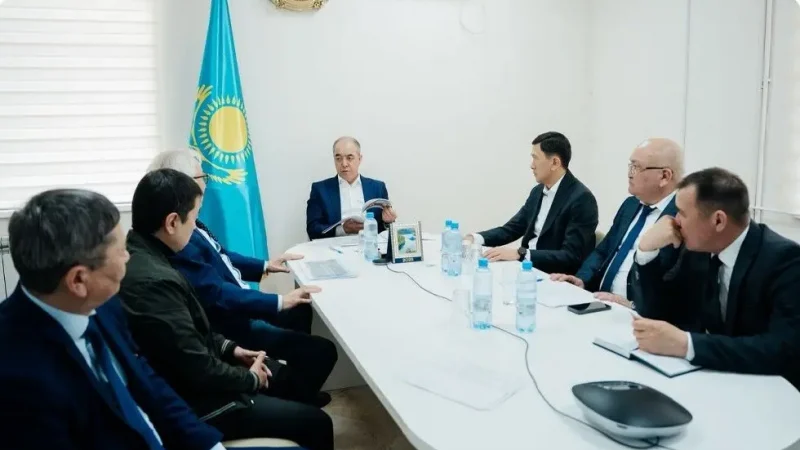 БҚО әкімі тұрғындармен кездесті: Баспана, инватакси және жаңа жол мәселесі талқыланды