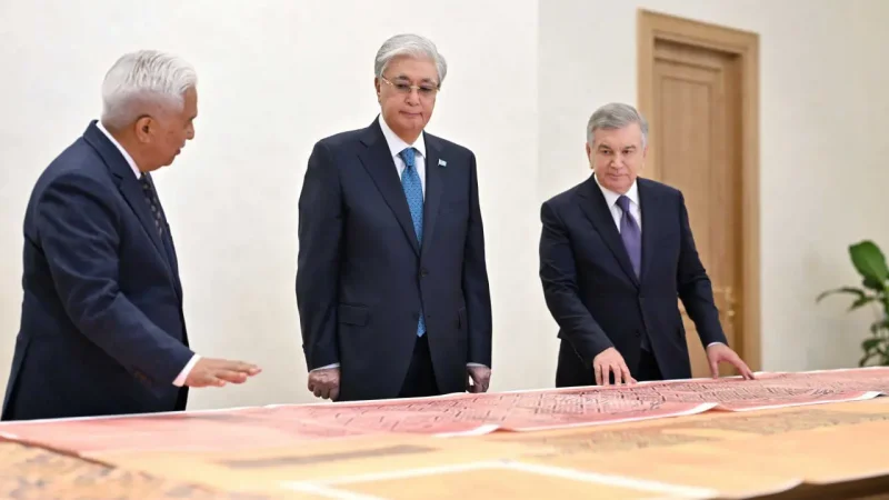 Шавкат Мирзиёев Қасым-Жомарт Тоқаевқа бірқатар тарихи құжатты тапсырды