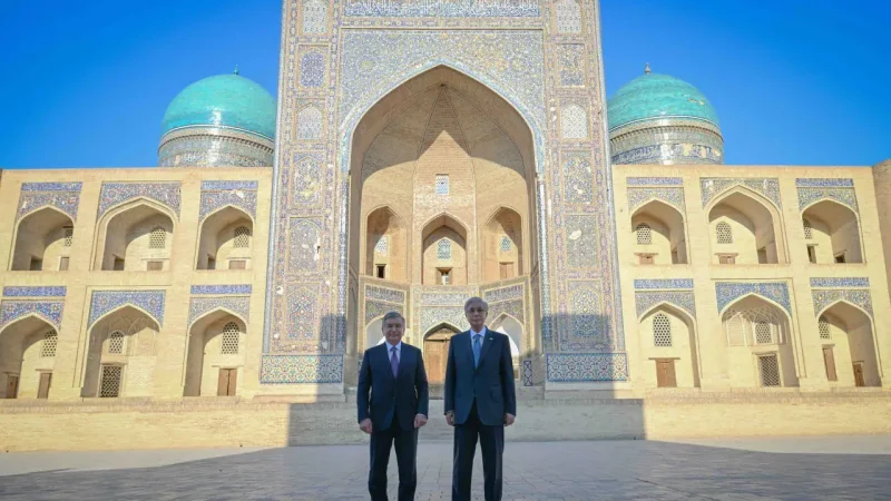 Қазақстан мен Өзбекстан президенттері Бұхараның тарихи орындарын аралап көрді