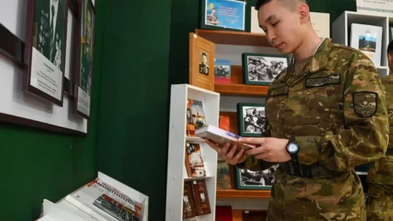 Әскерде кітап оқу міндеттелді: сарбаздар 5 кітапты қалай игермек?
