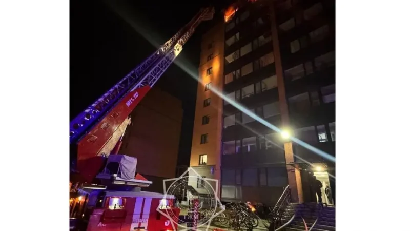 Петропавлда көпқабатты үй өрті: 100-ден астам адам эвакуацияланды