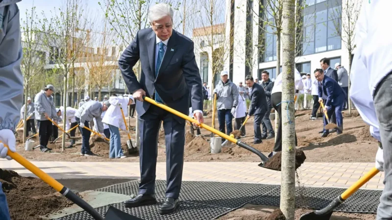 Тоқаев «Самал» саябағында ағаш отырғызып, экологиялық акцияға қатысты