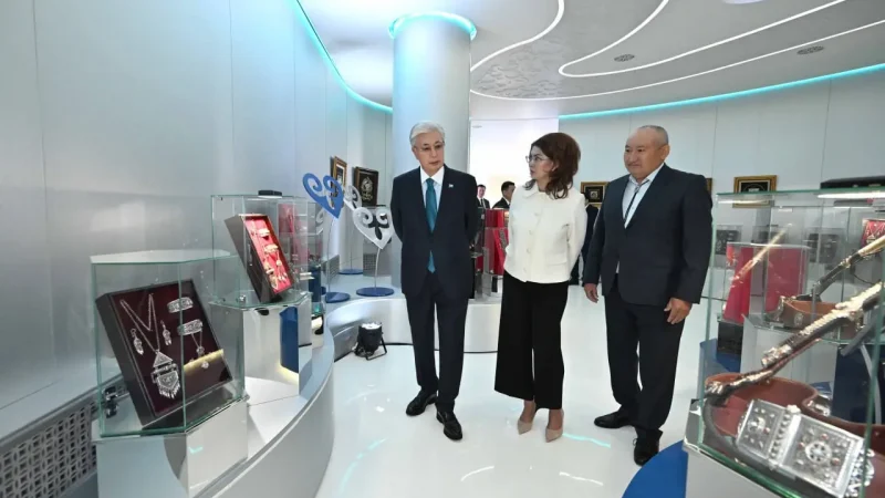 Тоқаев креативті индустрия қорының кеңсесін аралап, жобалармен танысты