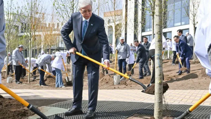 Тоқаев экобелсенділермен бірге ағаш отырғызды: «Таза Қазақстан» акциясы басталды