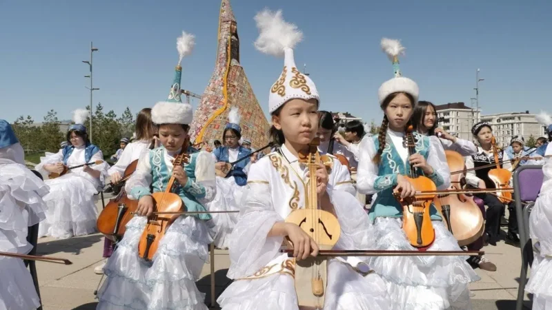 Астанада 2000 оқушы күй орындап, көпшілікті таңғалдырды