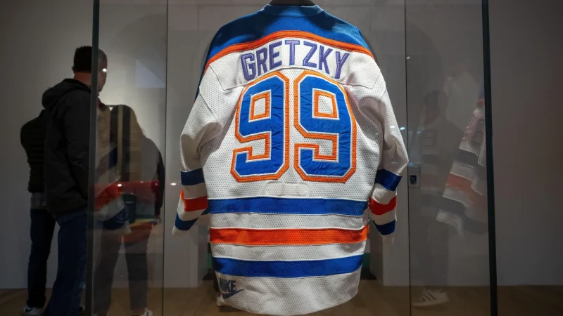 Гретцкидің жейдесі 1,2 млрд теңгеге сатылды – рекордтық аукцион