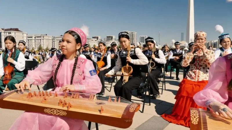 Астанада 2000 оқушы бір мезетте «Алтын ұя» күйін шертті