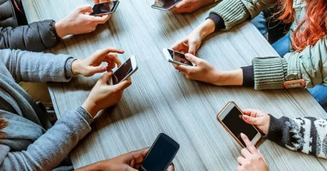 Мектепте смартфонға тыйым: оқушылар сабаққа зейін қоя ма?