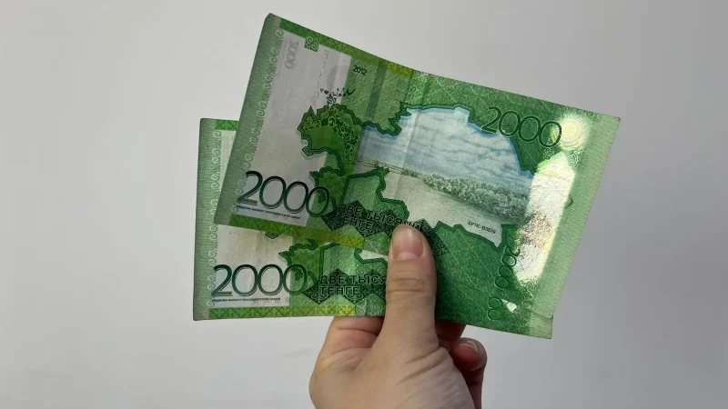 Ескі 2000 теңгеліктер қашанға дейін жарамды: биыл жазда айналымнан алынады