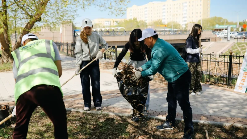 Астанада «Мөлдір бұлақ» акциясы: 100-ден астам адам бұлақты қоқыстан тазартты