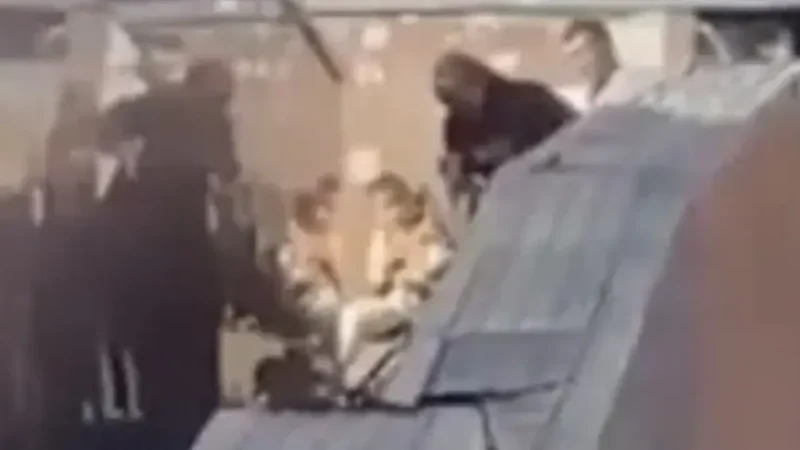 Астанада ер адам әйелін көшеде ұрып, видеоға түсіп қалды