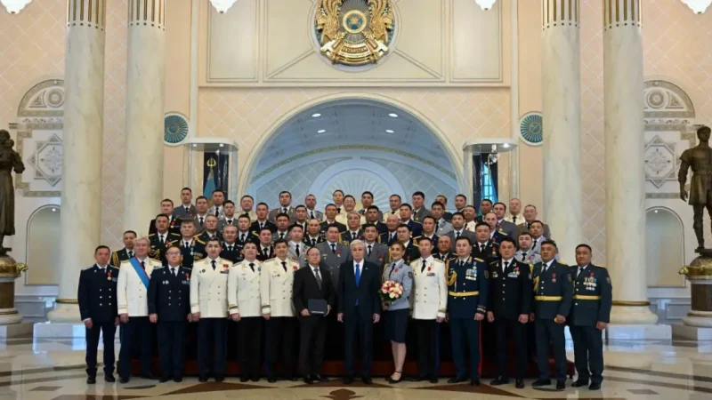 Президент Отан қорғаушылар күнінде әскерилерді марапаттады: тізімде кім бар?