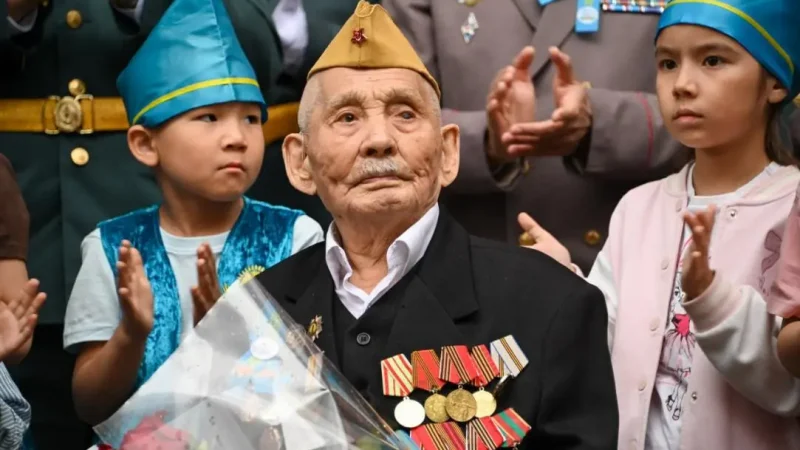 Астанадағы жалғыз соғыс ардагеріне әскерилер құрмет көрсетті