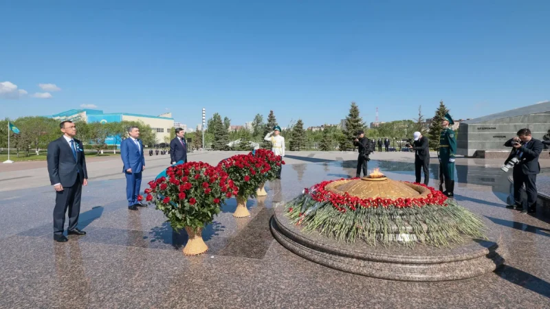 Астанада «Отан Ана» монументіне гүл қою рәсімі өтті: Бектенов, Әшімбаев, Ерлан Қошанов қатысты