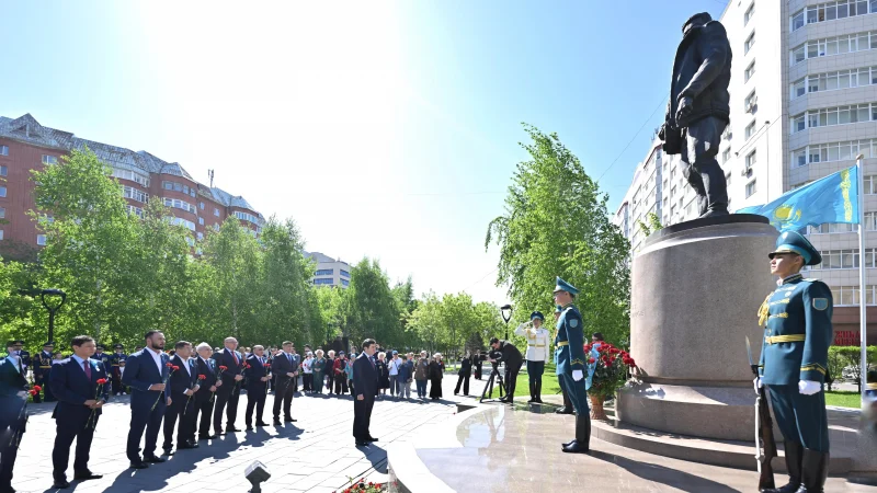 Мәжіліс төрағасы Ерлан Қошанов Талғат Бигелдинов ескерткішіне гүл қойды