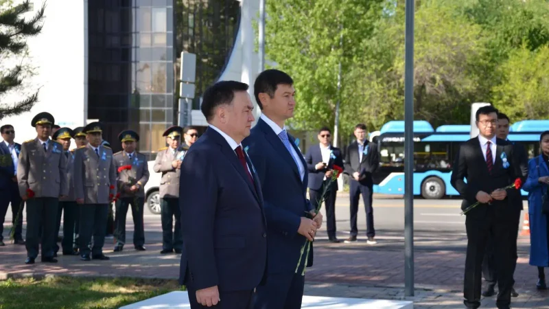 Сот төрағасы Мәншүк Мәметова ескерткішіне гүл қойды: Жеңіс күніндегі еске алу
