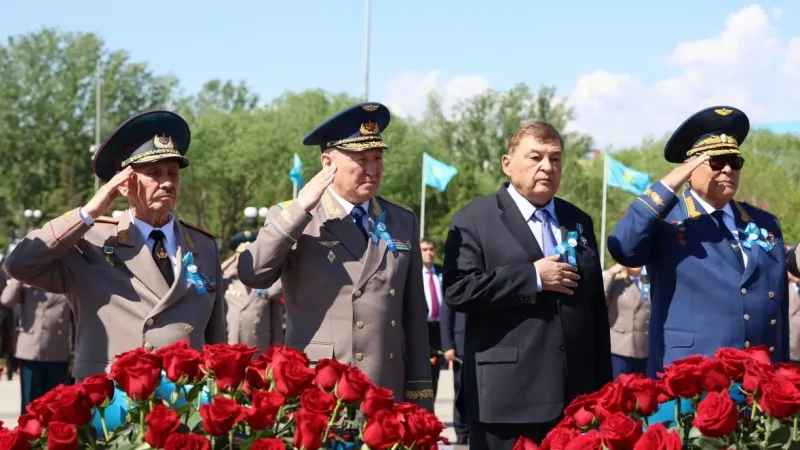Қорғаныс министрі Ұлы Отан соғысы құрбандарын еске алды: гүл шоқтары қойылды