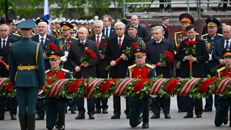 Тоқаев Мәскеудегі Жеңіс шеруіне қатысып, Белгісіз жауынгер бейітіне гүл қойды