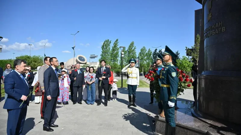 Мәулен Әшімбаев Рейхстагқа ту тіккен батыр ескерткішіне гүл шоқтарын қойды