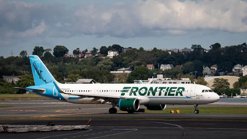 Денверде Frontier Airlines ұшағы ұшу жолағында адамды қағып кетті