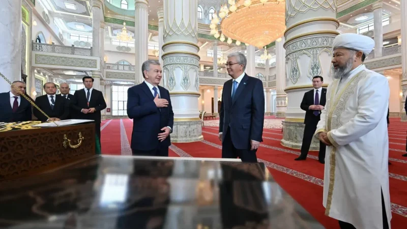 Тоқаев пен Мирзиёев Түркістандағы жаңа мешітті аралады: рухани көпір нығайды