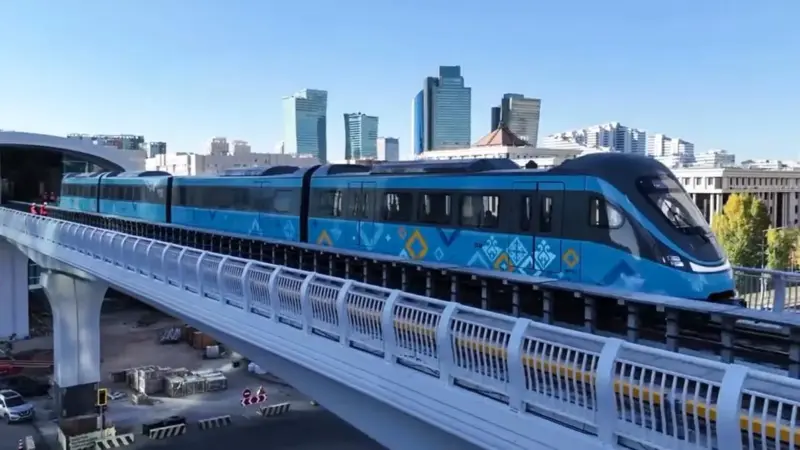 Астанада LRT тоқтап қалды: жолаушылар есікті ашып жіберген