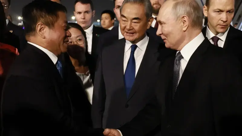 Путин Қытайға барды: екі күнде 40 құжатқа қол қойылады