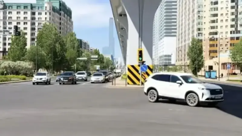 Астанада Highvill маңындағы жаңа жол белгісі кептеліс тудырды