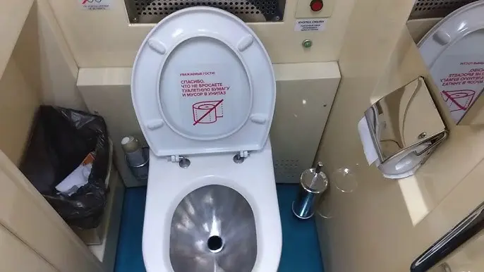 Пойыз дәретханасындағы оқыс оқиға: жолаушы 3 млн теңге өндіріп алды