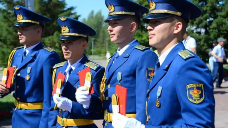 Қазақстанда әскери оқу орнын үздік бітіргендерге атақ беру тәртібі өзгерді
