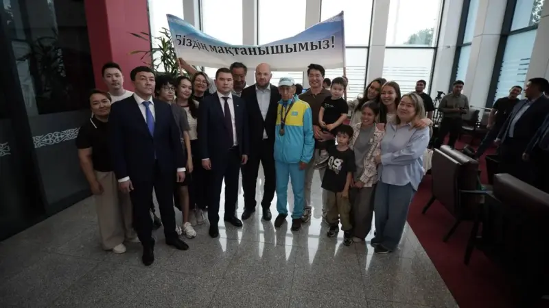 80 жастағы батыр: Салтанат Түйтебаевты Астана әуежайында қошеметпен қарсы алды