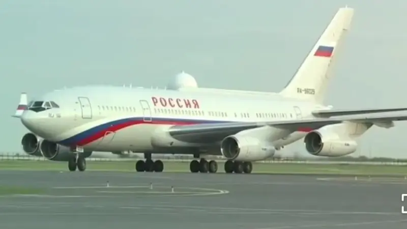 Путин Астанаға келді: Тоқаев әуежайда жеке қарсы алды