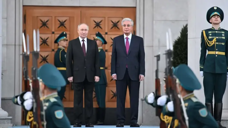 Тоқаев Путинді Астана әуежайында күтіп алды: ресми сапар басталды