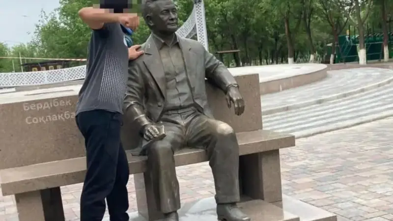 Қонаевта жазушы ескерткішін қорлаған бұзақы ұсталды: видеодағы әрекеті