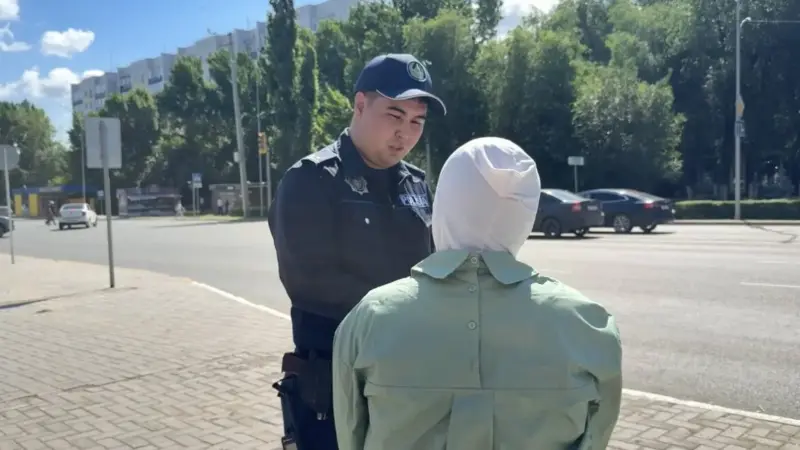 БҚО-да полиция бет-жүзді тануға кедергі келтіретін киімдерді киюге қатысты жауапкершілік туралы еске салды