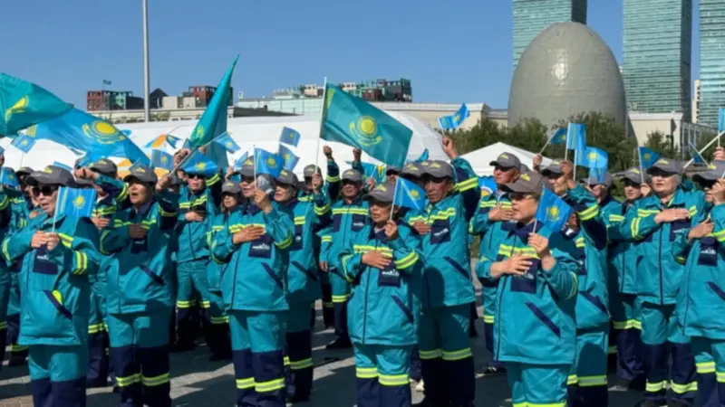 Астанада 100-ге жуық коммуналдық қызметкер Әнұранды шырқады