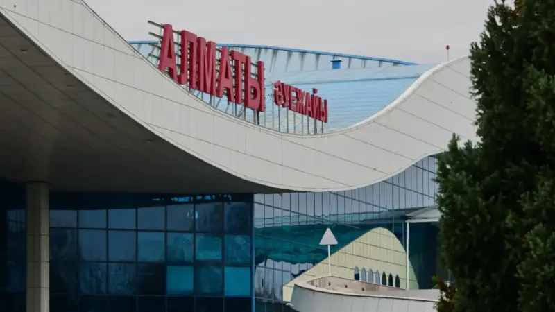 Алматы әуежайында құбырлар жолаушылардың үстіне құлай жаздады