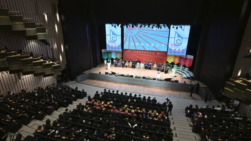 Сенат төрағасы Мәулен Әшімбаев түлектерге диплом тапсыру рәсіміне қатысты