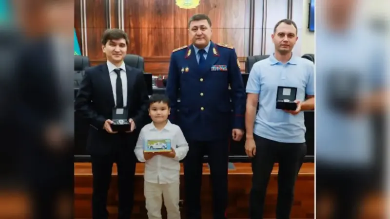 Астанада қыз баланы құтқарған екі азамат полиция марапатына ие болды