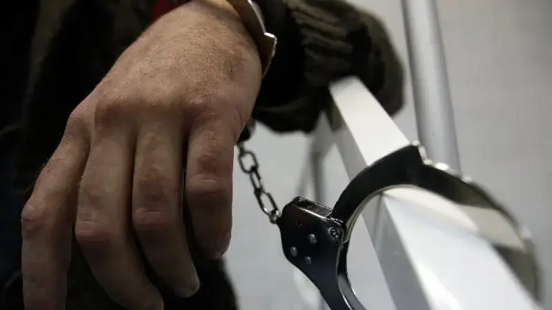 Астанада кәсіпкерден 80 млн теңге бопсалаған адвокат ұсталды