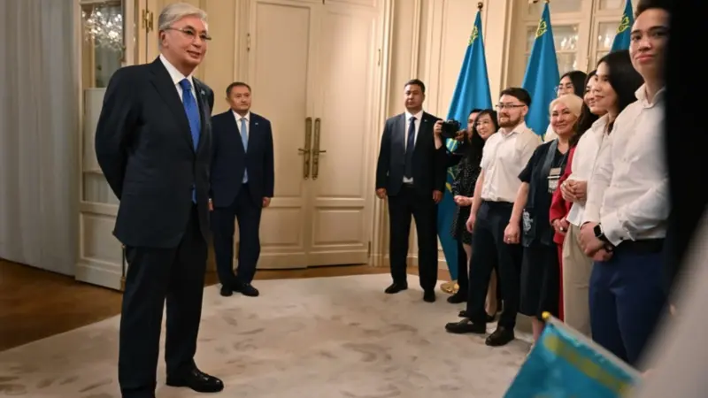 Президент Бельгиядағы қазақстандықтармен кездесіп, жаңа Конституцияны құттықтады